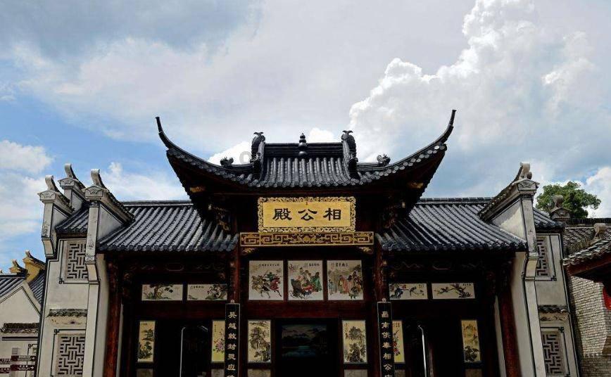 逃离废弃的卡车场